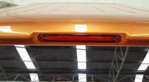 Tredje bromsljus, Amarok 2010–, Isuzu D-Max 2008–2011, inbyggt i taket