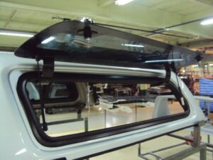 Pop-up-sidoruta, VW Amarok 2010–2020/Toyota Hilux D/C 2005–2015 (höger, S02) 2 handtag 2 nycklar