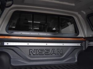 AEROKLAS flakkåpa, Nissan NP300 D/C 2016–, QM1 WHITE