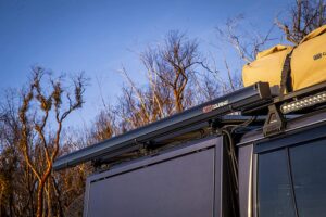 ARB aluminiummarkis svart 2500×2500, med LED-ljuslist