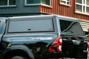 TJM flakkåpa i aluminium, Toyota Hilux 2015–, DC (svart)