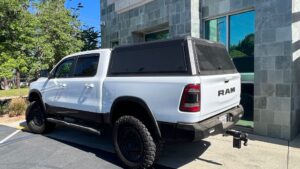TJM flakkåpa i aluminium, Dodge RAM 2019–, kort flak (svart)