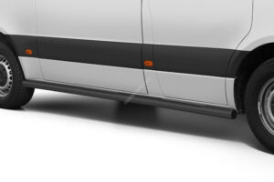 Sidosteg med steg SVART, Mercedes Benz Sprinter 2018– (3665 mm/L2), 70 mm