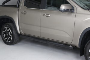 Sidorör med steg, VW Amarok 2023– svart, 76 mm